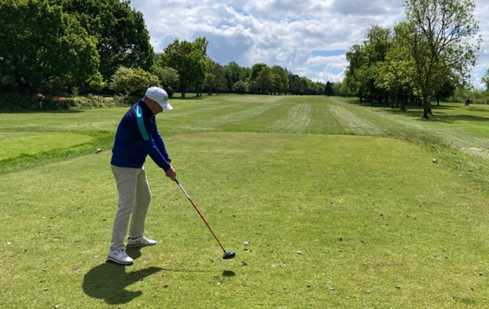 Teeing off att North Downs Golf Club